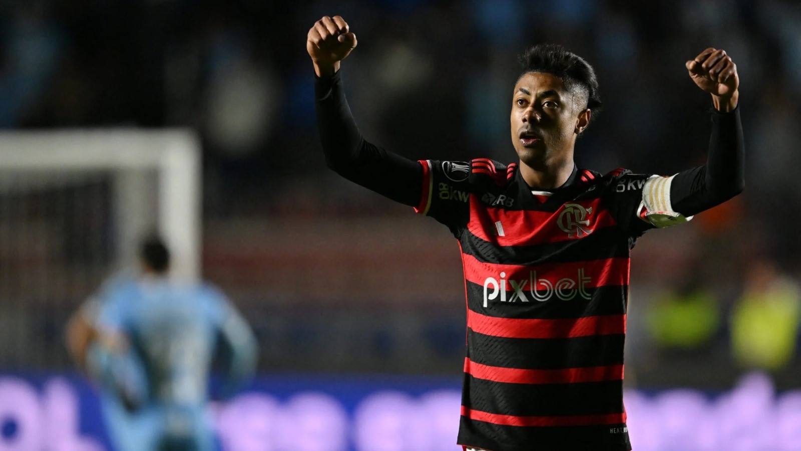 Flamengo: Torcedores do Cruzeiro arremessam copos em campo e chamam Bruno Henrique de bandido