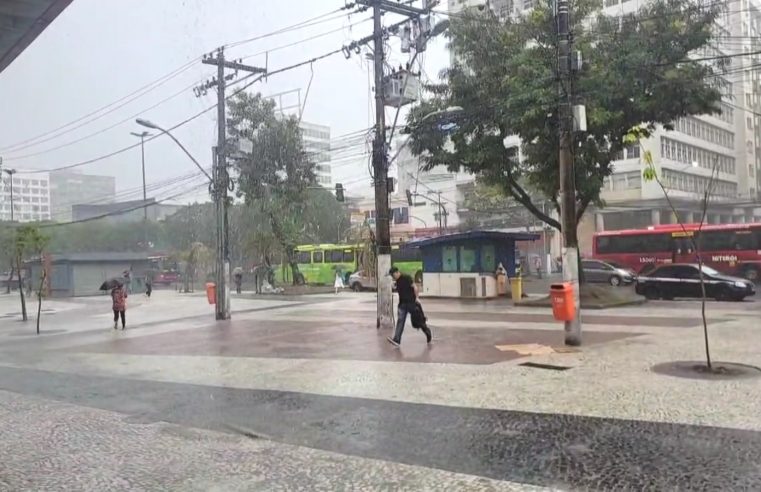 Chuva diminui, mas cidade segue com pontos de alagamento; tempo permanece instável no feriado