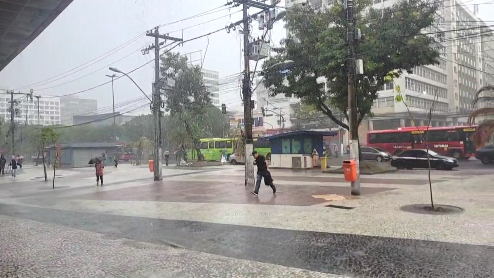 Chuva diminui, mas cidade segue com pontos de alagamento; tempo permanece instável no feriado