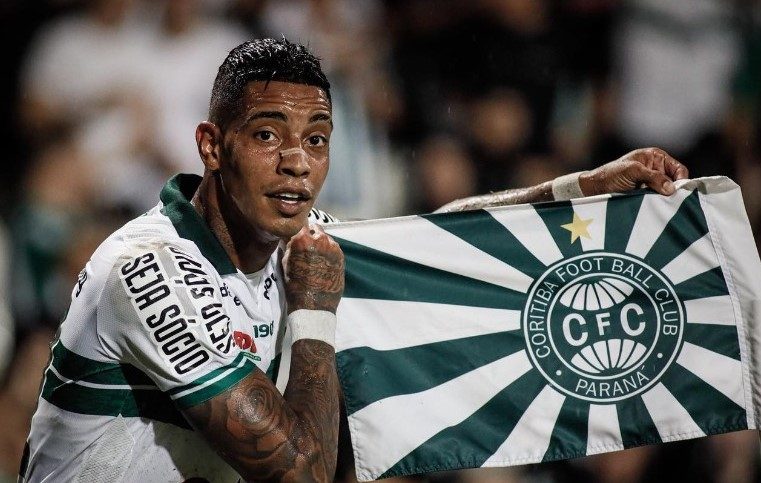 Coritiba dispensa Alef Manga, suspenso por manipulação de resultados