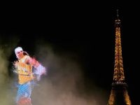 Projeção ao lado da Torre Eiffel homenageia Rafael Nadal