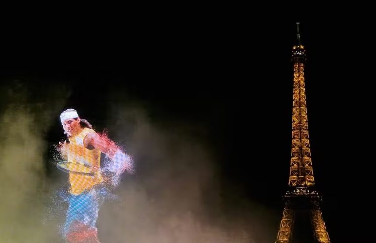 Projeção ao lado da Torre Eiffel homenageia Rafael Nadal