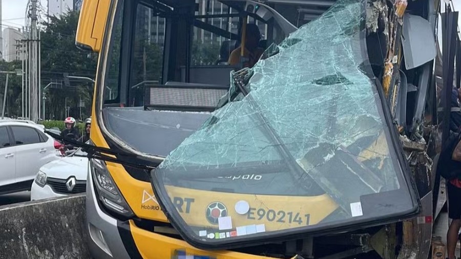 Acidente entre dois ônibus do BRT deixa 25 feridos e interdita estação na Barra; trânsito segue intenso