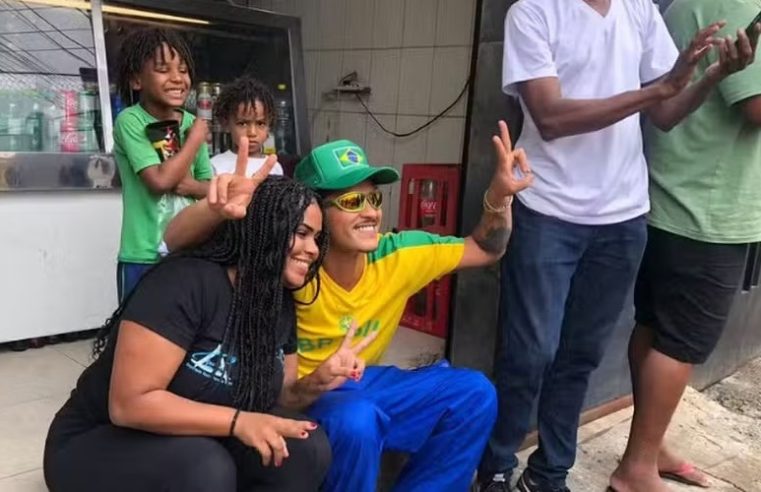 Bruno Mars bebe cerveja em boteco e anda de mototáxi antes de show em Belo Horizonte 