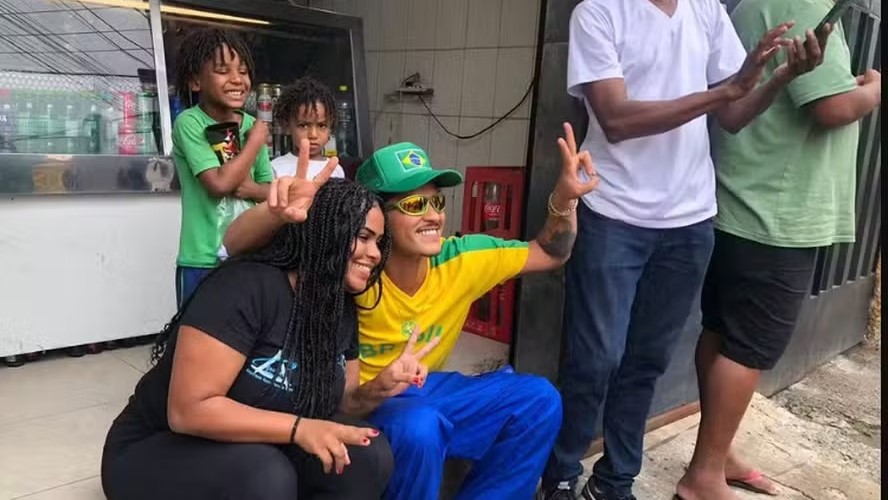 Bruno Mars bebe cerveja em boteco e anda de mototáxi antes de show em Belo Horizonte 