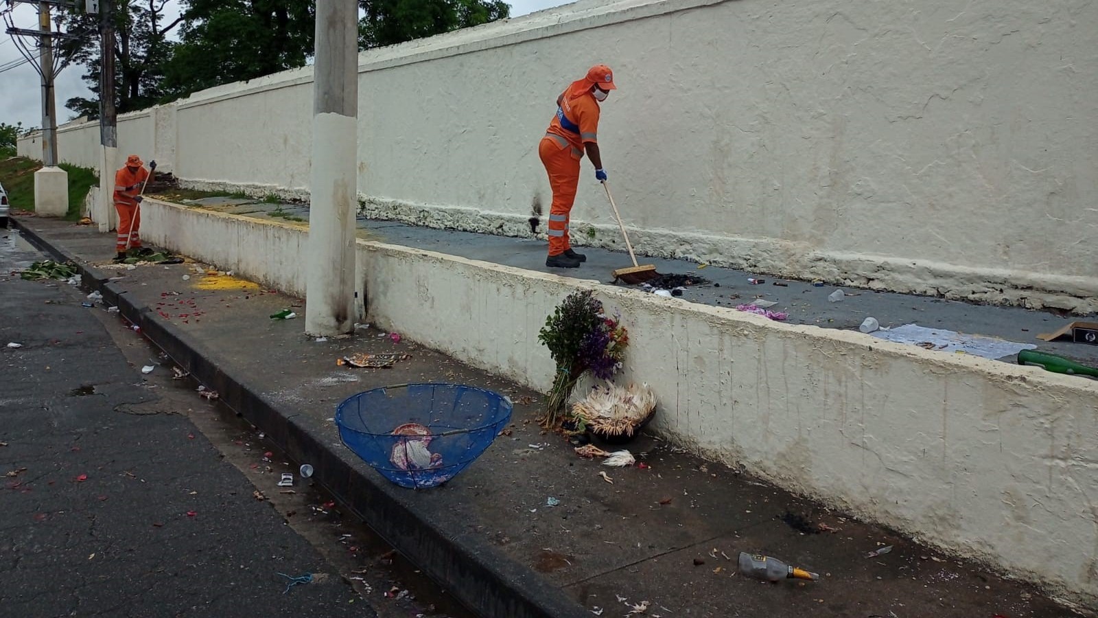 Para Dia de Finados, Comlurb vai intensificar limpeza neste fim de semana nas proximidades dos cemitérios