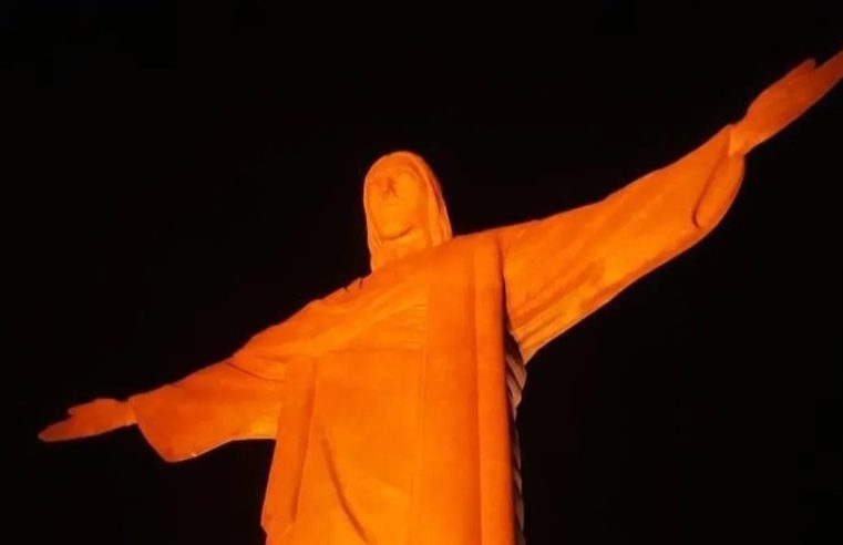 Cristo Redentor é iluminado de laranja para Dia Internacional para Eliminação da Violência contra Mulheres nesta segunda (25)