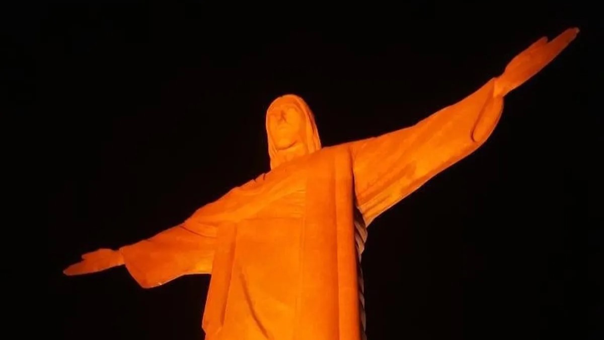 Cristo Redentor é iluminado de laranja para Dia Internacional para Eliminação da Violência contra Mulheres nesta segunda (25)