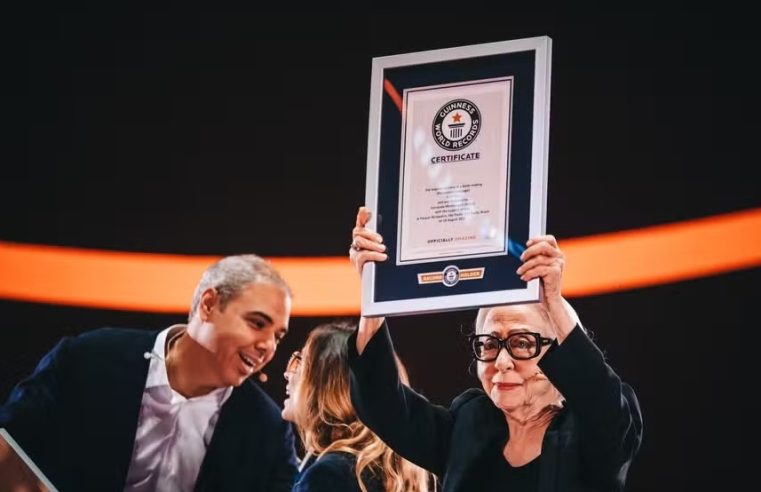 Fernanda Montenegro lê Simone de Beauvoir para 15 mil pessoas e Guinness reconhece recorde mundial de público