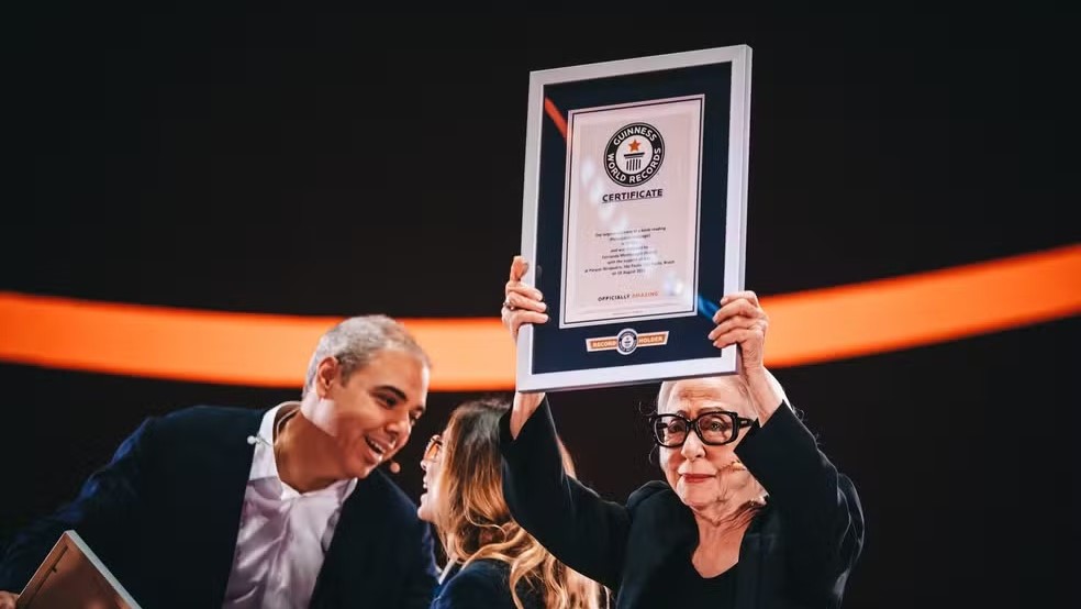 Fernanda Montenegro lê Simone de Beauvoir para 15 mil pessoas e Guinness reconhece recorde mundial de público