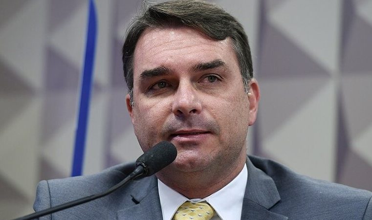 STF recebe queixa-crime contra Flávio Bolsonaro por associar prefeito de Angra ao tráfico