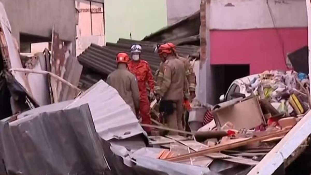 Idosa morre após rompimento de adutora em Rocha Miranda, Zona Norte