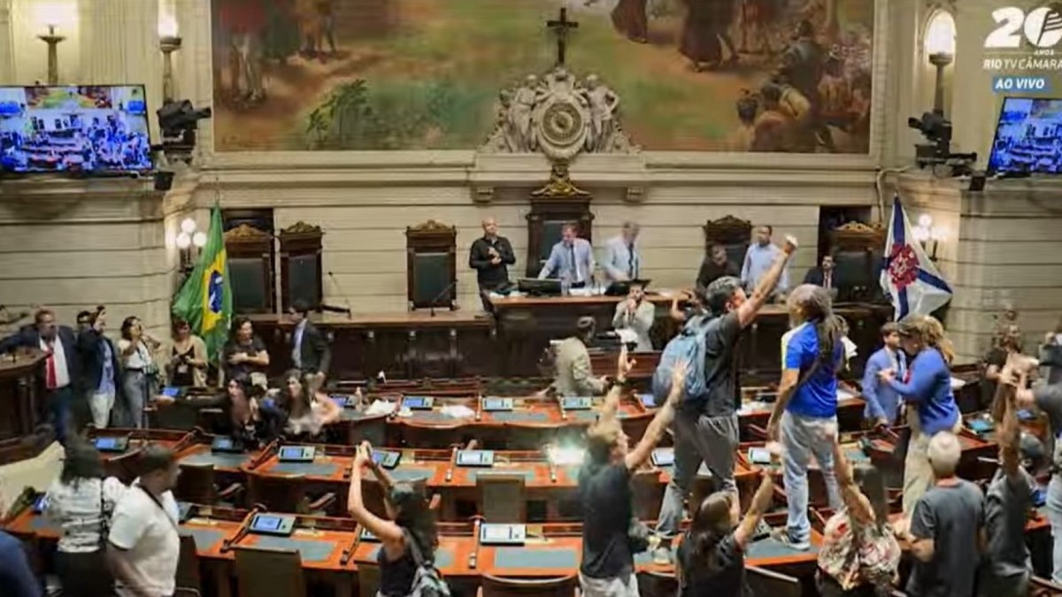 PM usa bombas de gás para conter protesto de professores na Câmara
