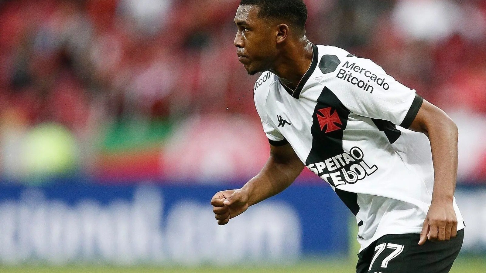 Vasco negocia Rayan com Lyon; clube pode receber mais de R$80 milhões e possibilidade de usar Nilton Santos