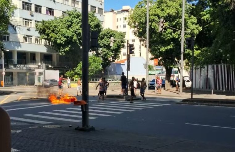 Moradores do Morro do Salgueiro protestam após morte de jovem baleado por policiais militares na Tijuca