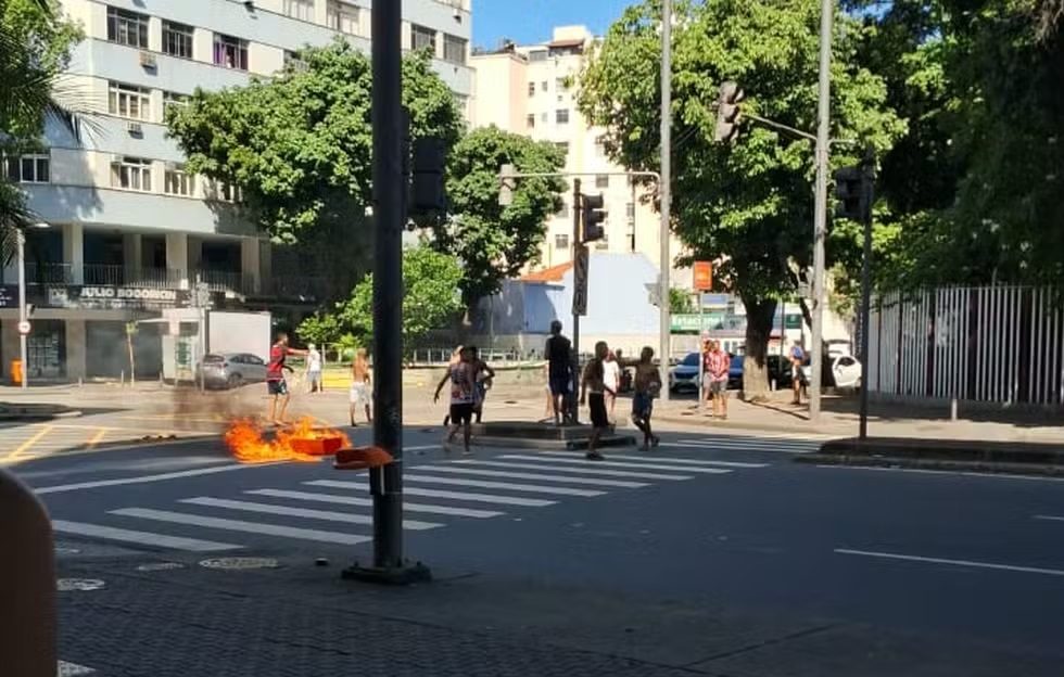 Moradores do Morro do Salgueiro protestam após morte de jovem baleado por policiais militares na Tijuca