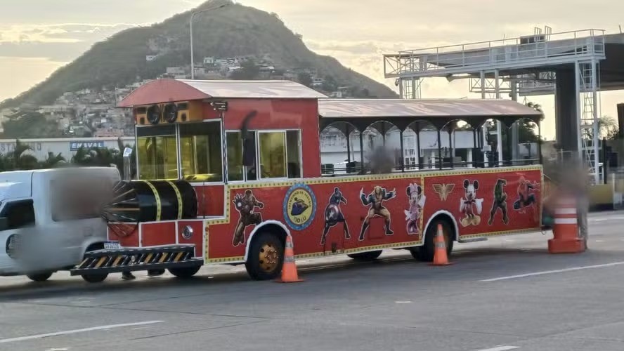 ‘Trenzinho da alegria’ é apreendido na ponte Rio-Niterói após apresentar lista de irregularidades