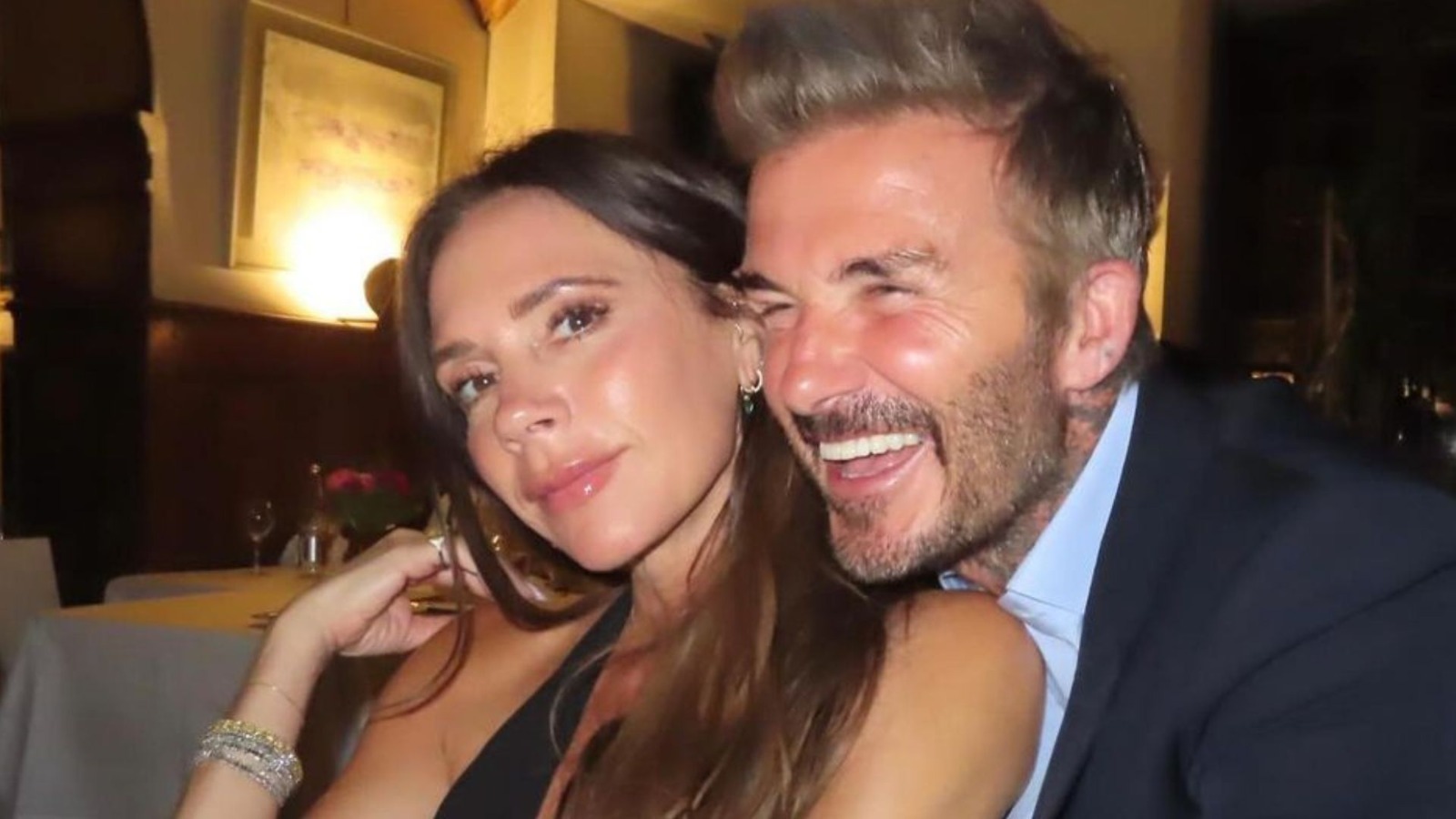 Victoria Beckham diz que aprendeu a não sorrir para fotos por vergonha na adolescência: ‘me tornei muito cuidadosa’