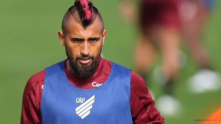 Jogadores do Colo-Colo são acusados de agressão sexual em festa; Arturo Vidal é um dos envolvidos