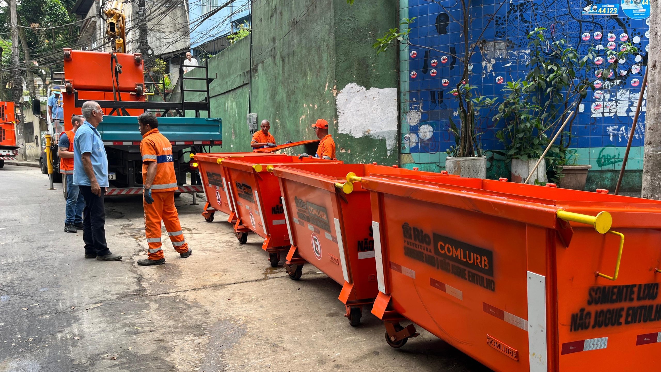 Comlurb dá início a instalação de novos contêineres de grande capacidade em comunidades do RJ