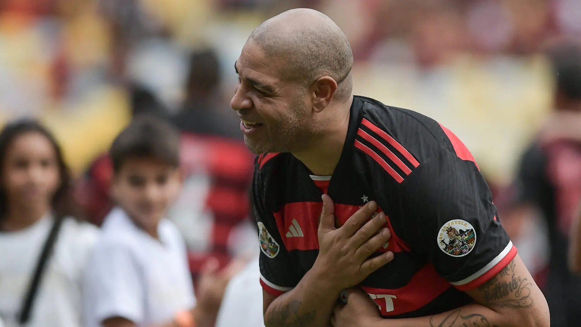 Adriano Imperador se despede dos gramados em jogo histórico entre amigos no Maracanã