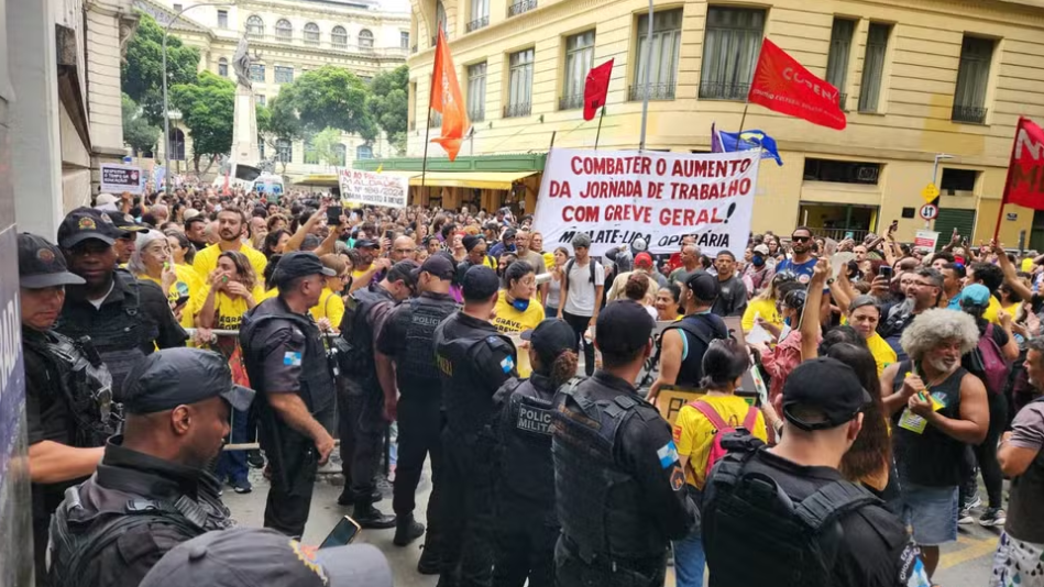 Professores do Rio protestam no Centro antes de votação na Câmara dos Vereadores