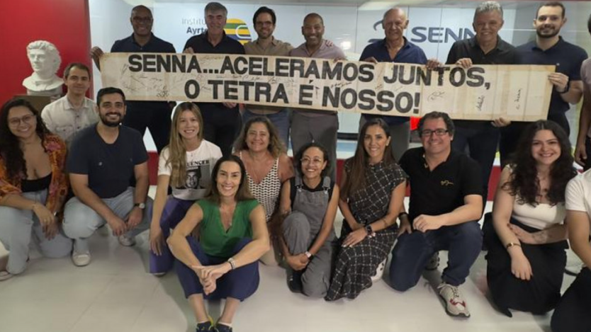 Faixa do tetra em homenagem Ayrton Senna é entregue para família 30 anos depois