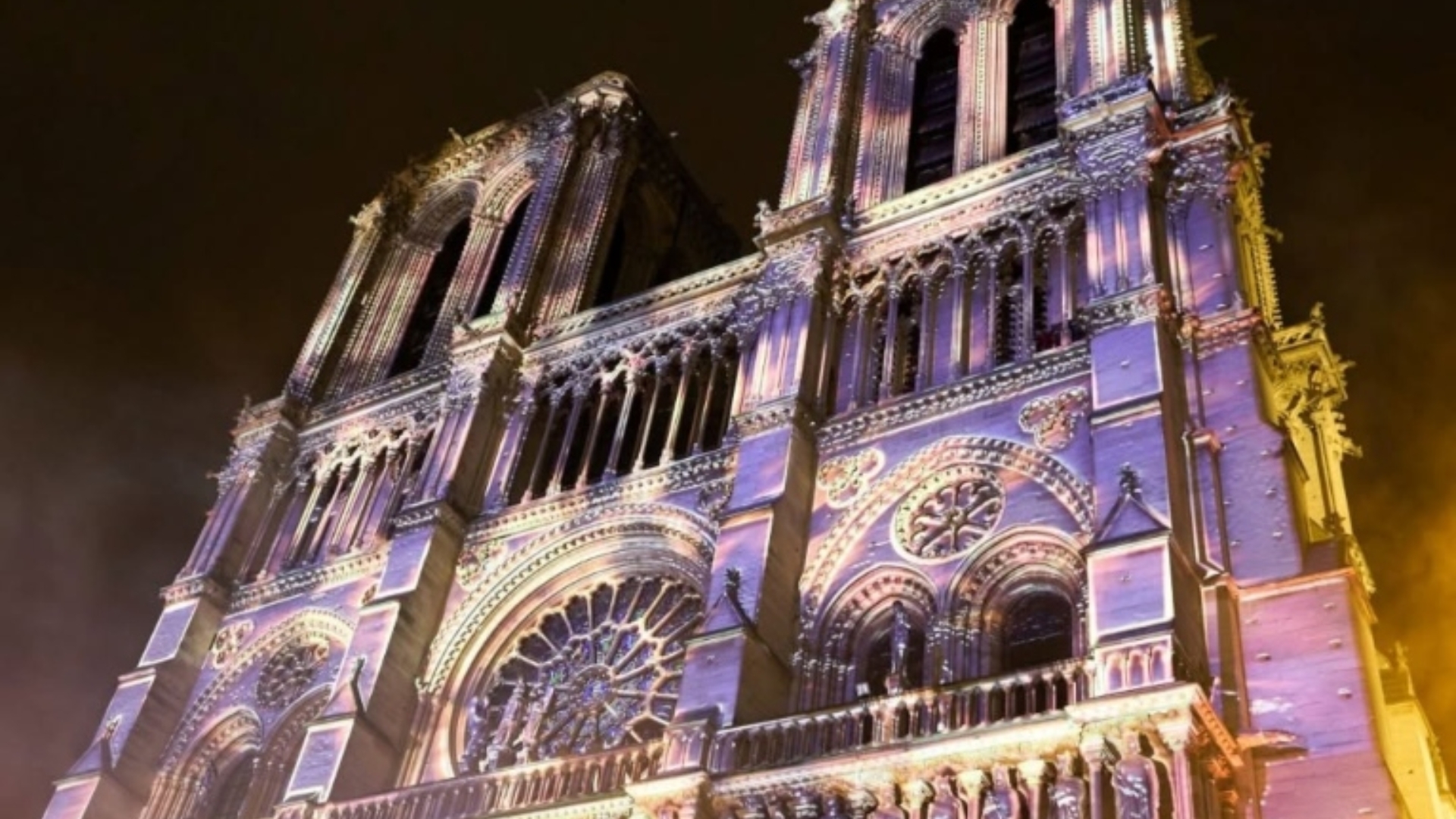 Catedral de Notre-Dame é reaberta ao público em Paris após incêndio