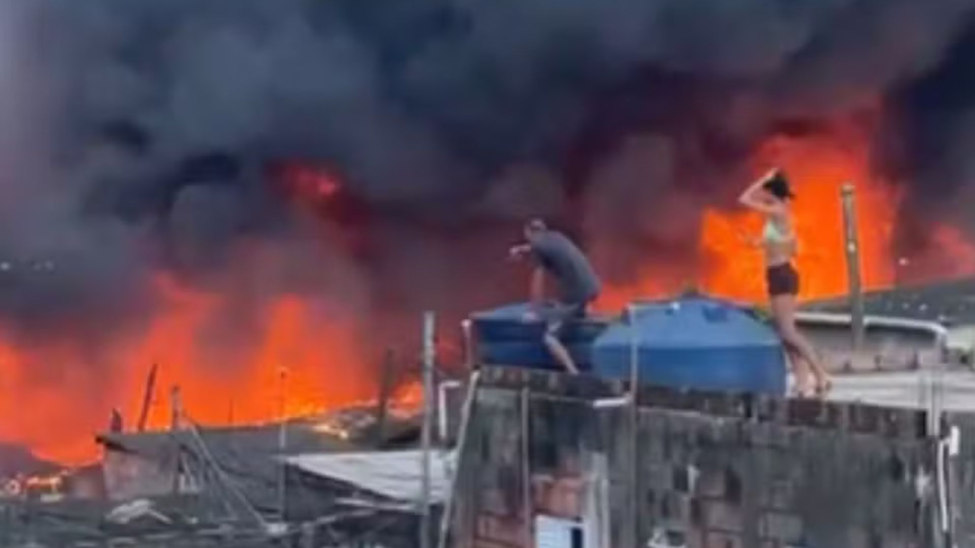 Incêndio de grandes proporções atinge comunidade de Vila dos Pescadores em Cubatão (SP), mas não tem vítimas