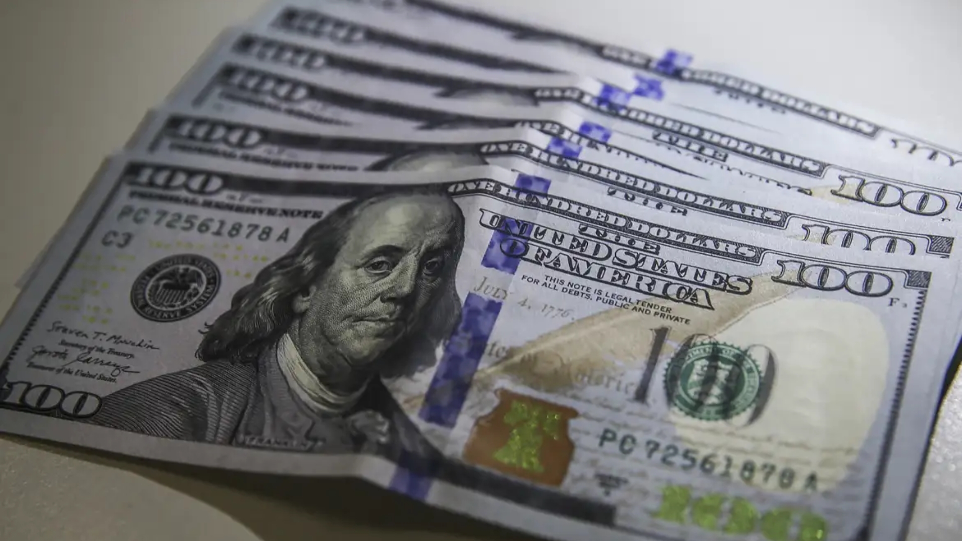 Dólar cai para R$ 5,67 e Ibovespa sobe 0,49%