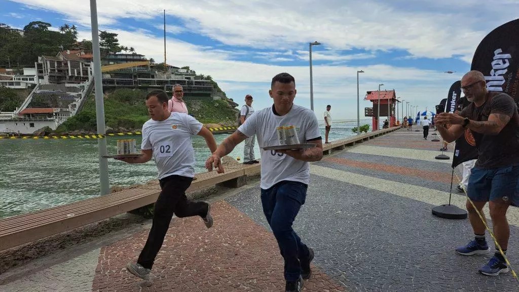 Corrida dos Garçons movimenta orla da Barra da Tijuca com muita habilidade e ginga carioca