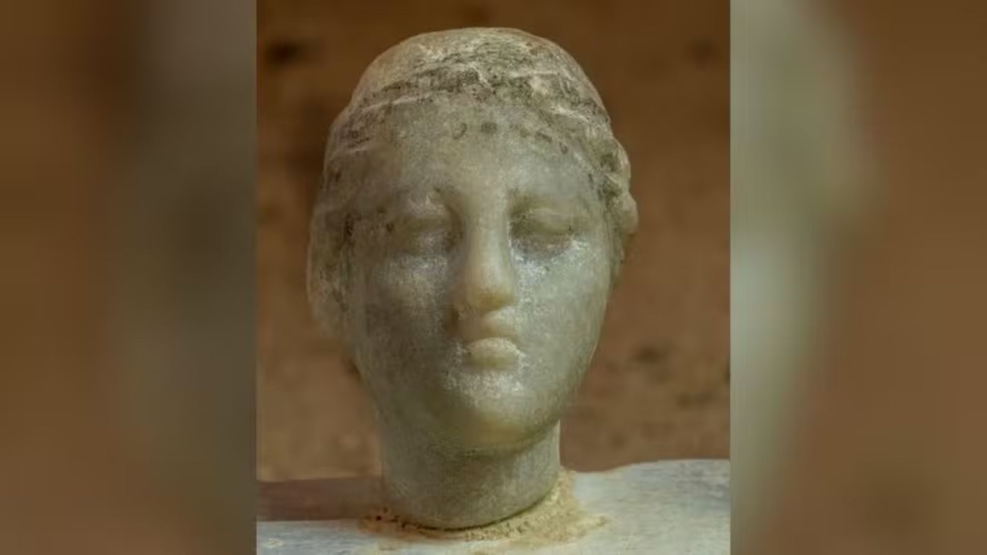 Estátua descoberta em escavação de templo antigo no Egito pode retratar Cleópatra