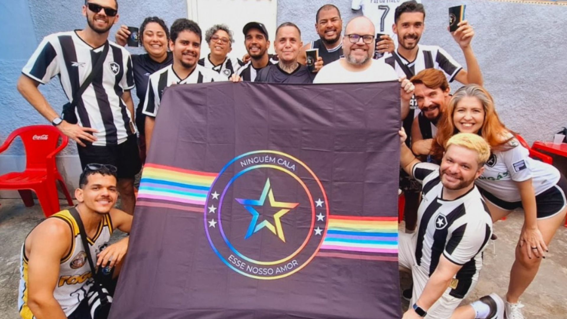 Botafogo: torcida LGBTQIA+ pretende homenagear Textor e pede que faixa de inclusão volte ao Nilton Santos