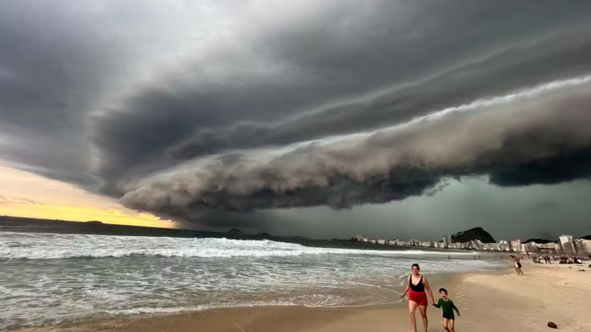 Rio enfrenta chuva intensa na tarde desta segunda (16) e Barra da Tijuca registra queda de granizo