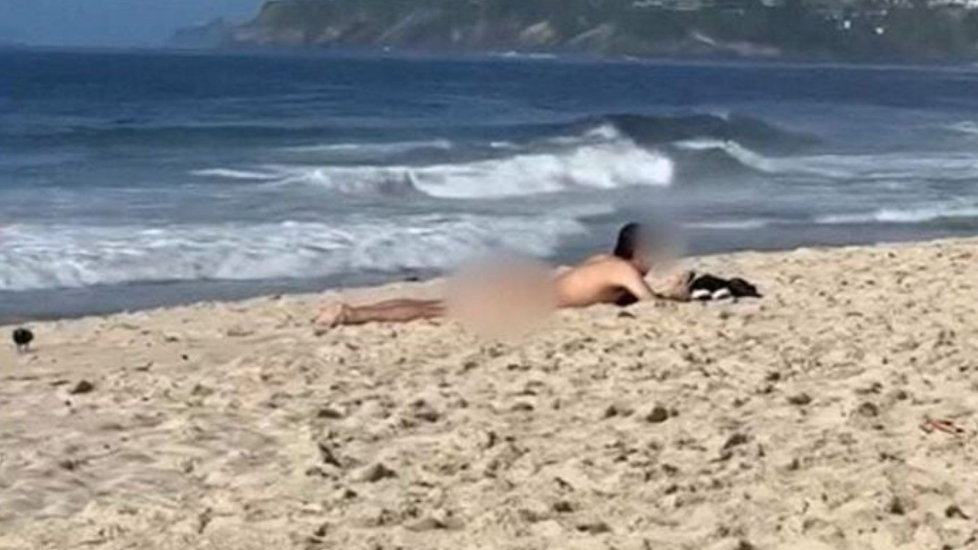 Homem é flagrado nu tomando sol na areia da Praia de Ipanema