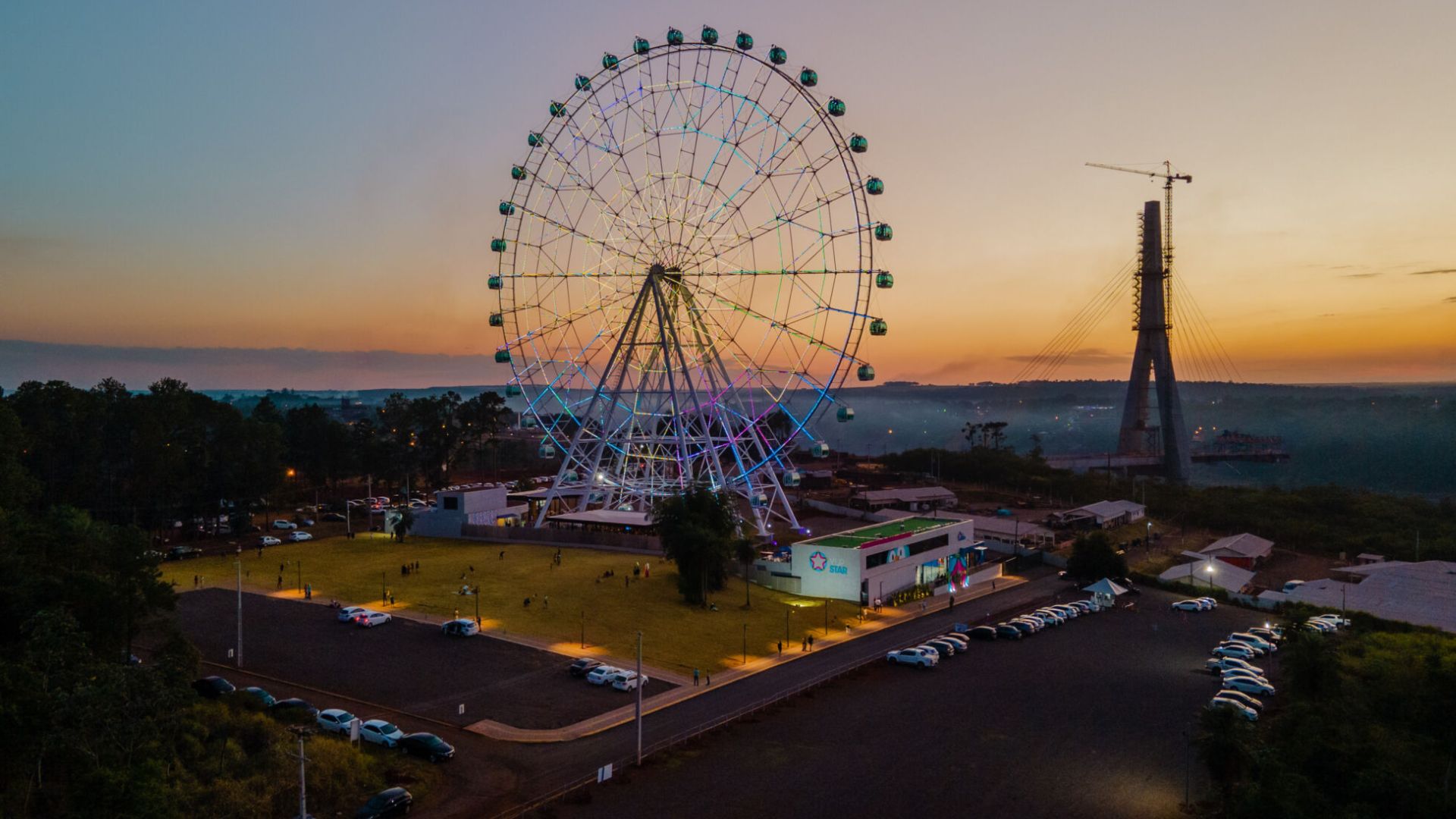 Roda-gigante Yup Star prepara surpresa natalina com cabine decorada e espetáculo de luzes até 13 de janeiro