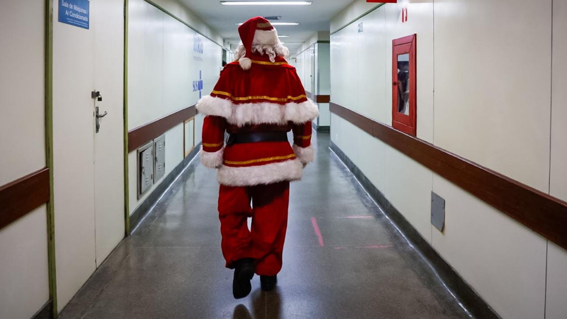 Papai Noel faz visita especial ao Hospital Municipal Miguel Couto e CER Leblon