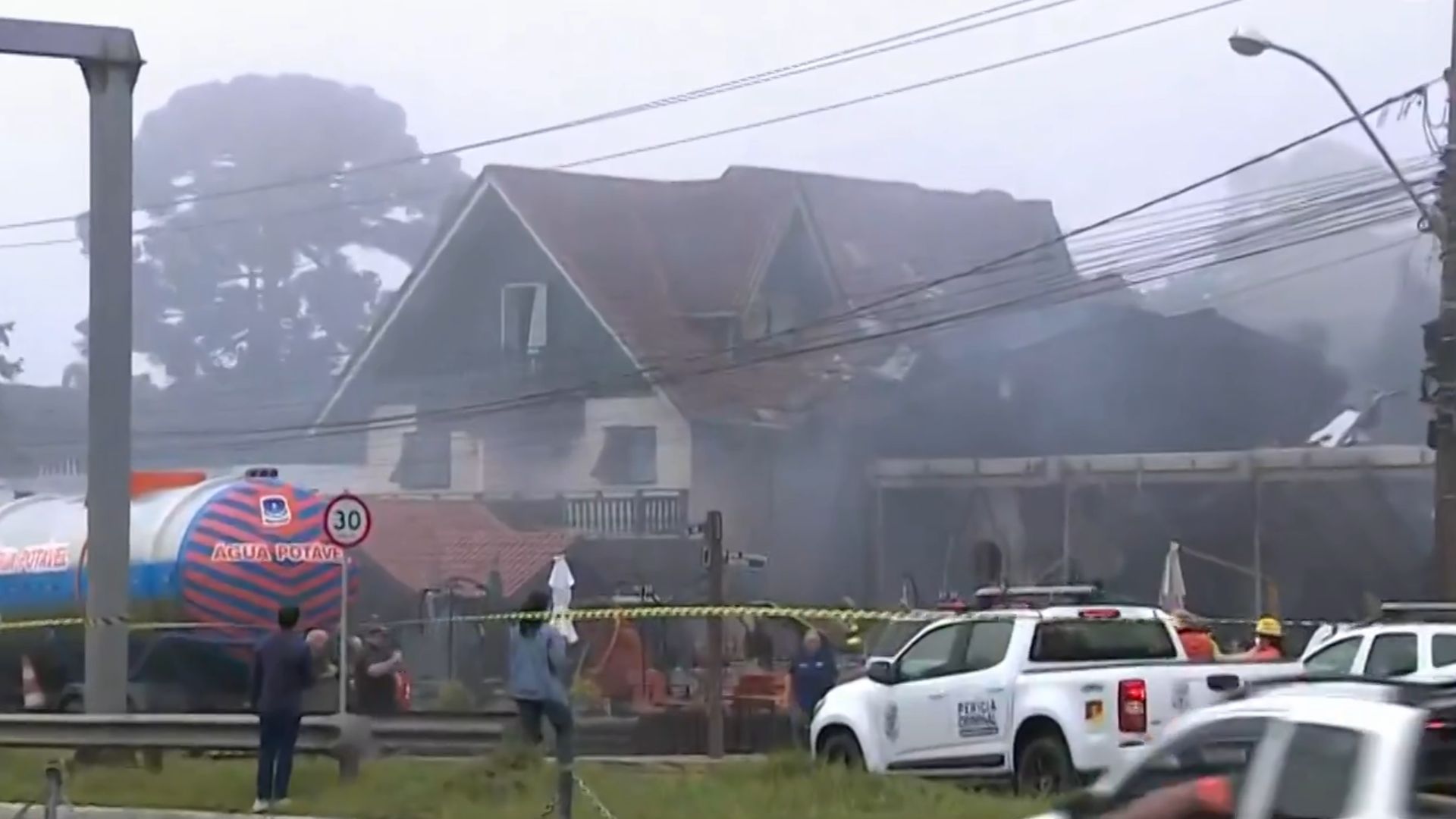 Avião com família cai sobre pousada em Gramado e mata dez pessoas e deixa duas feridas