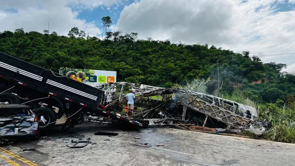 Acidente na BR-116, em Minas Gerais, deixa 41 mortos