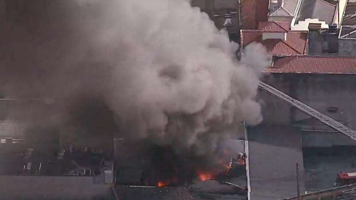 Incêndio atinge prédio comercial no Bom Retiro, em São Paulo