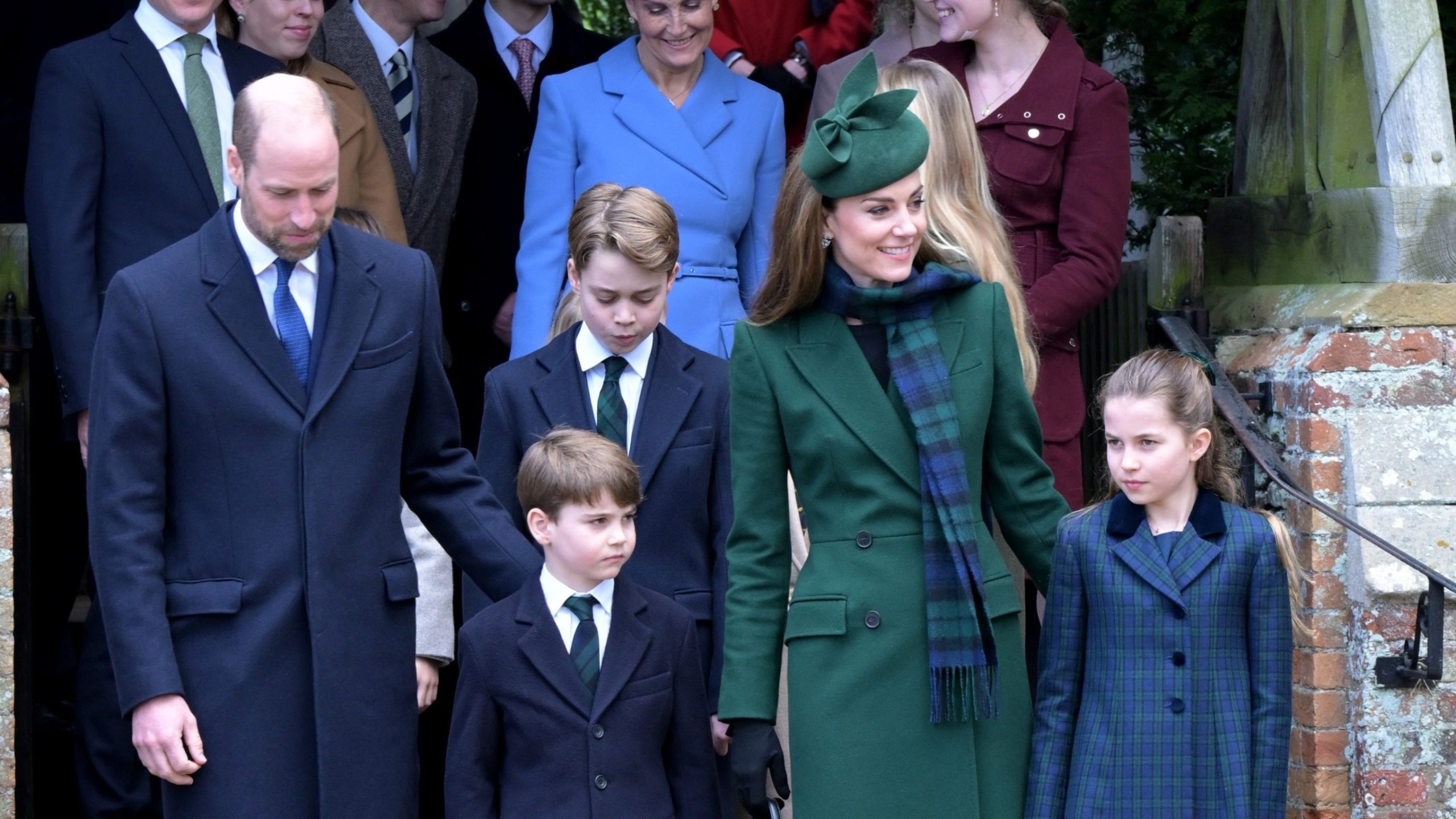 Kate Middleton faz primeira aparição pública junto a Família Real em evento de Natal