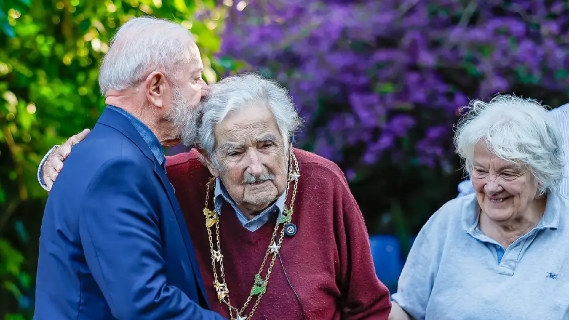 Lula se emociona ao condecorar Pepe Mujica no Uruguai