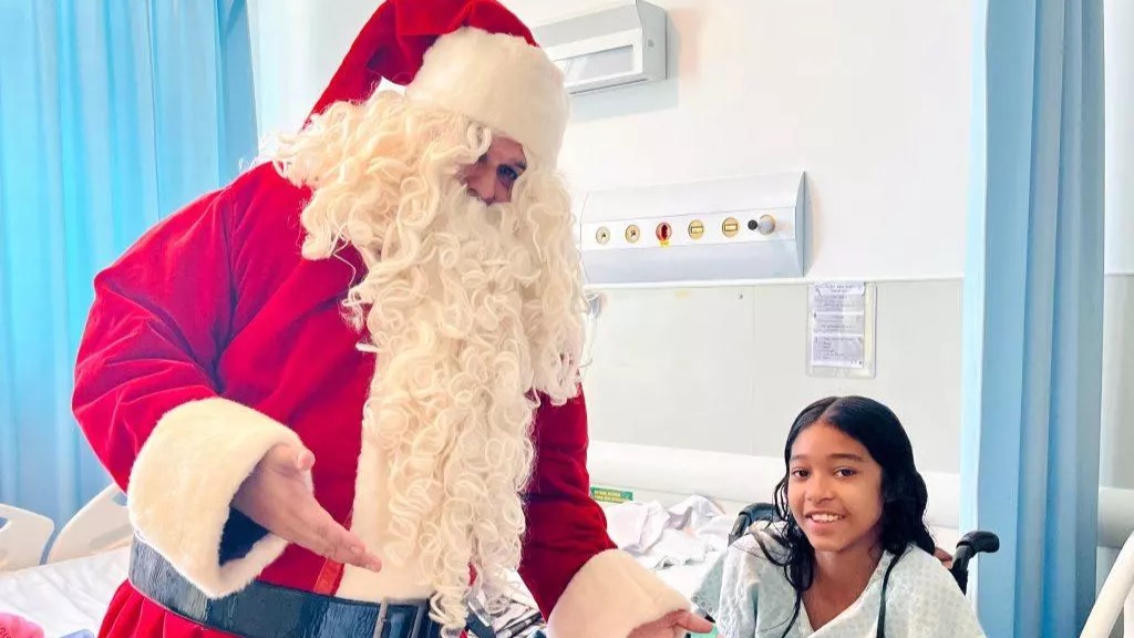 Papai Noel visita pacientes no INTO e espalha alegria neste final de ano