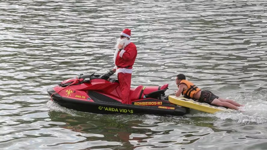 Salva-vidas se veste de Papai Noel e resgata quatro banhistas de afogamento