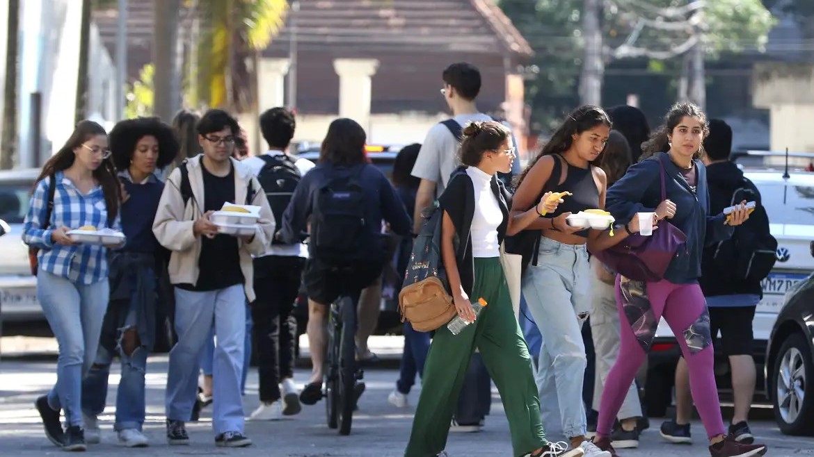 IBGE aponta que trabalho de casa e filhos afastam jovens negras do emprego e do estudo