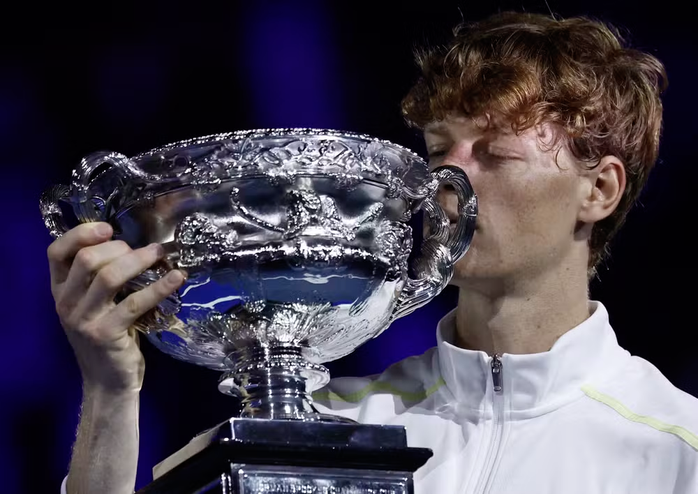 Jannik Sinner derrota Zverev por 3 x 0 e é bicampeão do Australian Open