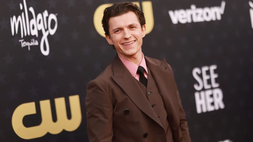 Tom Holland celebra 2 anos de sobriedade e revela ter enfrentado risco de recaída: ‘Não tive vivências mágicas’