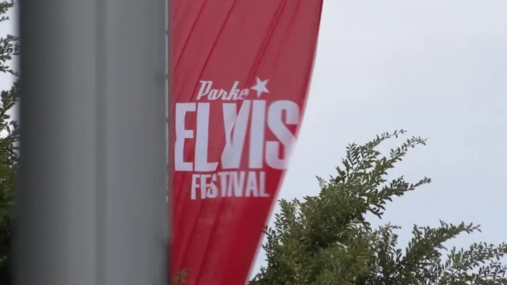 Fãs de Elvis Presley chegam em Parkes para icônico festival de comemoração do aniversário de 90 anos do rei