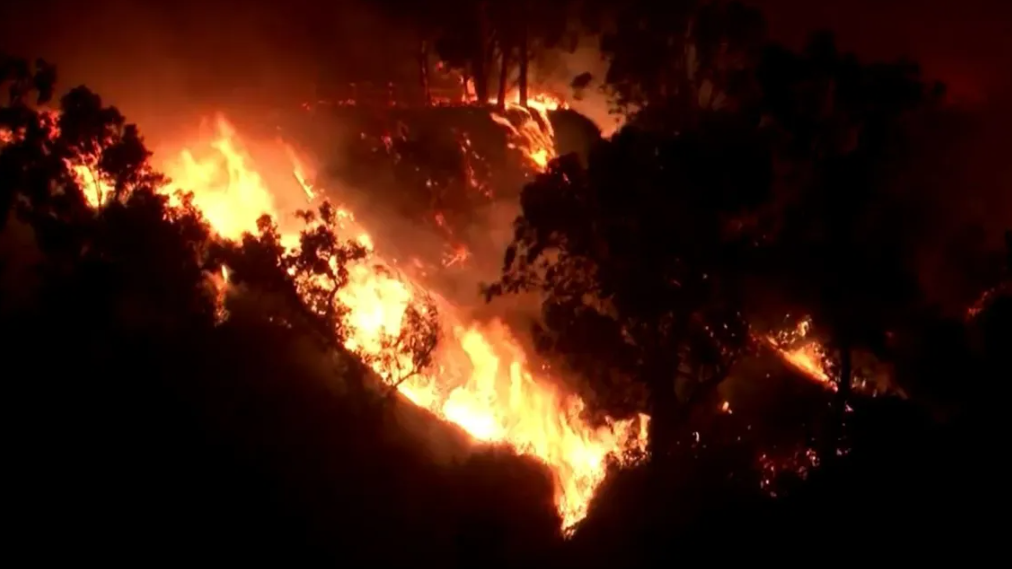 Incêndios florestais no sul da Califórnia deixam ar ‘insalubre’ e matam 10 pessoas