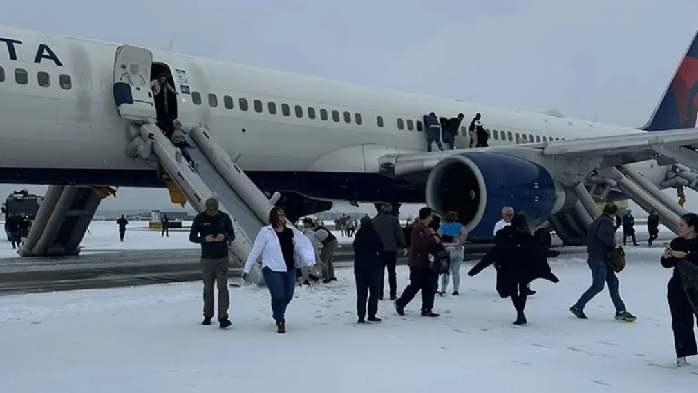 Problema em motor de jato Delta força evacuação emergencial em Atlanta nesta sexta (10)